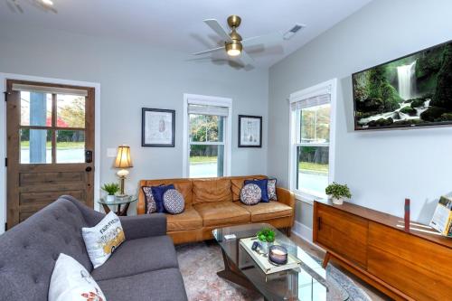 Χώρος καθιστικού στο Heart of Brevard Hideaway - Walk/Bike to Downtown!