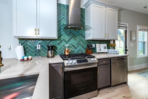 Η κουζίνα ή μικρή κουζίνα στο Heart of Brevard Hideaway - Walk/Bike to Downtown!