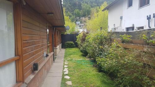 una pasarela junto a una casa con patio en San martin de los andes cabaña en San Martín de los Andes