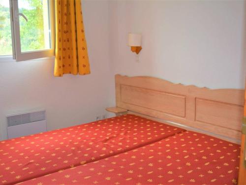 サラヴァにあるMaison Salavas, 3 pièces, 6 personnes - FR-1-382-32のベッドルーム1室(オレンジ色のベッドカバー付)、窓が備わります。