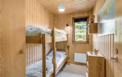 Palanda nebo palandy na pokoji v ubytování 3 Bedroom Cozy Home In Vggerlse