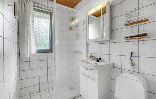 Koupelna v ubytování 3 Bedroom Cozy Home In Vggerlse