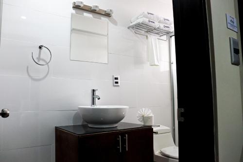 uma casa de banho com um lavatório e um WC em HOTEL MISION 11 em Tijuana