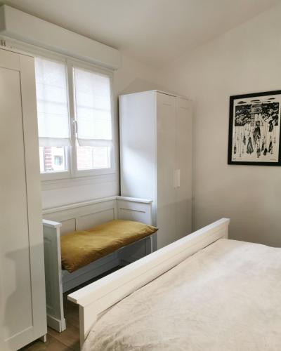 une chambre avec un lit et une fenêtre dans l'établissement Hydrangea Cottage Arras, à Saint-Laurent-Blangy