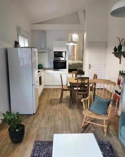 Il comprend une cuisine et une salle à manger avec un réfrigérateur blanc. dans l'établissement Hydrangea Cottage Arras, à Saint-Laurent-Blangy
