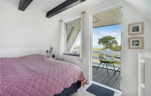 1 dormitorio con cama y vistas al océano en Stunning Home In Lemvig With House Sea View en Lemvig