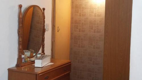 baño con espejo y tocador de madera en Turismo en san Rafael Mendoza en San Rafael