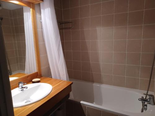W łazience znajduje się umywalka i wanna. w obiekcie Studio confortable à 300m des pistes avec terrasse et parking - FR-1-618-25 w mieście Albiez-Montrond