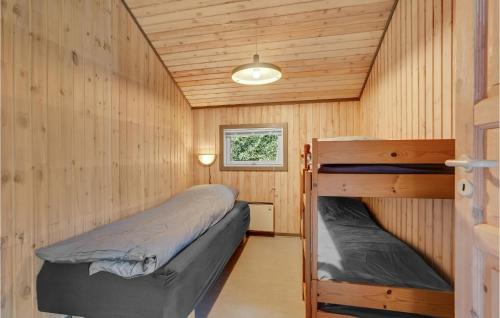 Двухъярусная кровать или двухъярусные кровати в номере Nice Home In Gredstedbro With House A Panoramic View