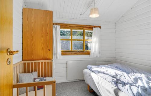 Schlafzimmer mit einem Bett und einem Fenster in der Unterkunft Gorgeous Home In Hadsund With Wifi in Hadsund