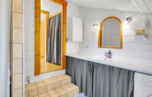 ein Bad mit einem Waschbecken und einem Spiegel in der Unterkunft Gorgeous Home In Hadsund With Wifi in Hadsund
