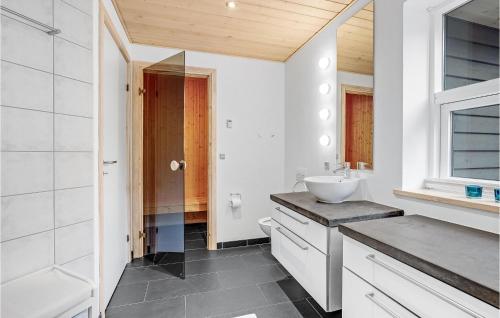 Koupelna v ubytování Amazing Home In lbk With Sauna