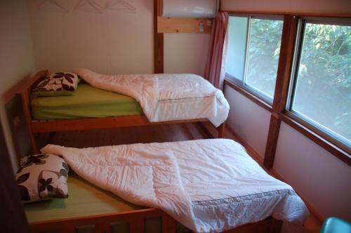 2 Etagenbetten in einem Zimmer mit Fenster in der Unterkunft Tabinoya / Vacation STAY 17823 in Kakegawa