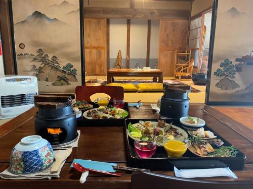 una mesa con dos bandejas de comida. en Tabinoya / Vacation STAY 17823 en Kakegawa