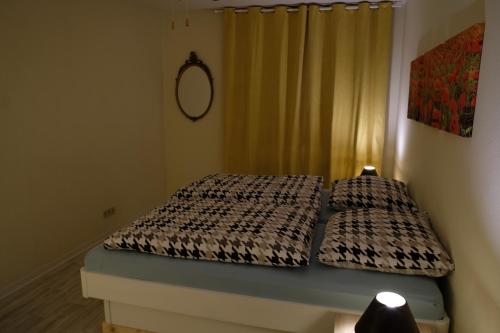 Ein Bett oder Betten in einem Zimmer der Unterkunft Ruhiges Haus mit privatem Garten