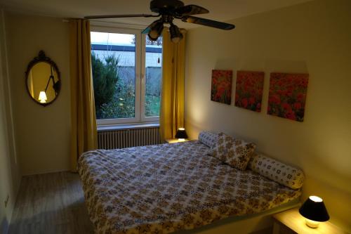 1 dormitorio con cama y ventana en Ruhiges Haus mit privatem Garten, en Halstenbek