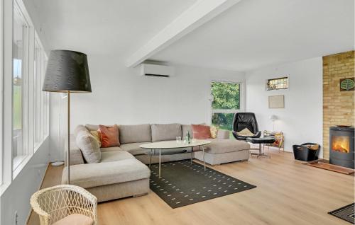Un lugar para sentarse en Stunning Home In Jægerspris With Wifi