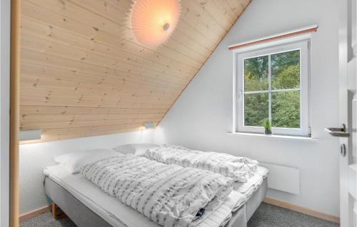 Ένα ή περισσότερα κρεβάτια σε δωμάτιο στο Cozy Home In Gråsten With Kitchen