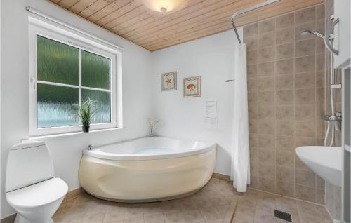 Ένα μπάνιο στο Cozy Home In Gråsten With Kitchen