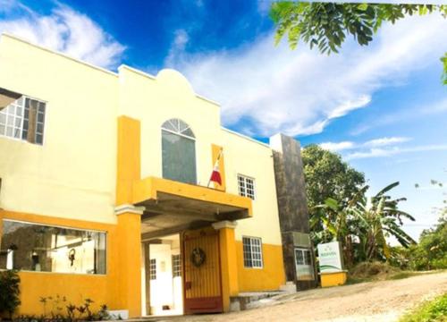 un edificio con un sombrero de Santa encima en Rosvel, en Palenque