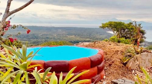 uma piscina sentada no topo de uma colina em Kamp Aninipot em Siquijor