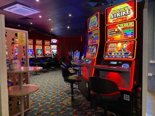 un casino con muchas máquinas tragaperras en una habitación en Coal n Cattle Hotel Motel, en Moura