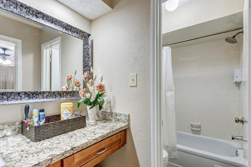 Fotografie z fotogalerie ubytování Cheerful 3-bedroom home with indoor fireplace v destinaci Houston