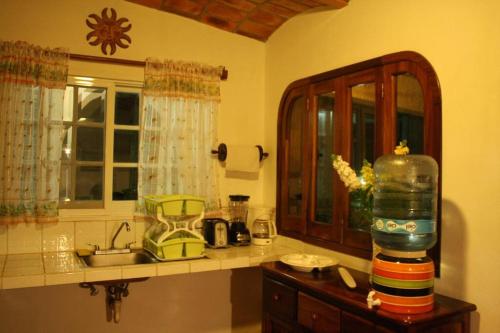 een keuken met een aanrecht met een wastafel en een aanrecht bij Bungalow Casa de los Abuelos in Lo de Marcos