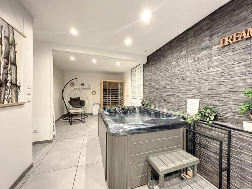 kuchnia ze zlewem i ceglaną ścianą w obiekcie Dream Loft jacuzzi - sauna w mieście Brest