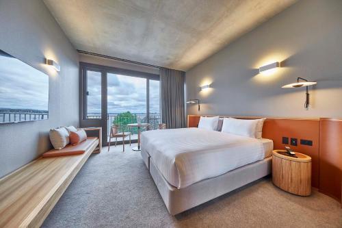una camera da letto con un letto grande e una grande finestra di Wonil Hotel Perth - Handwritten Collection a Perth