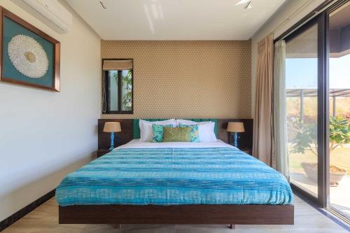 Cama o camas de una habitación en StayVista at La Mer - Igatpuri