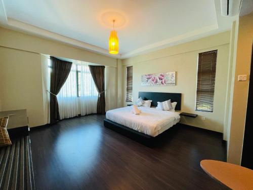 um quarto de hotel com uma cama e uma grande janela em AA Residen Luxury Condo HOMESTAY 18mins walk Tanjung Aru Beach & GOLF Course, not Beach Side Resort em Kota Kinabalu