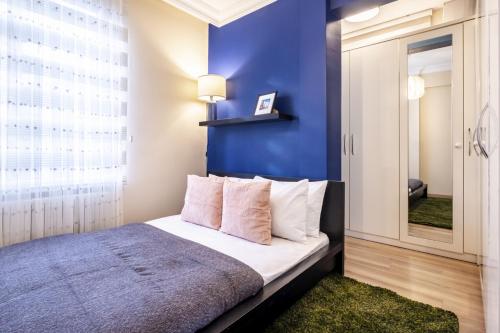 Postel nebo postele na pokoji v ubytování Captivating Flat with Balcony near Besiktas Pier