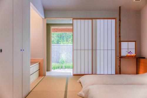 Ein Bett oder Betten in einem Zimmer der Unterkunft Naoshima Ryokan Roka