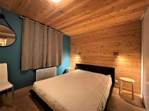 Ένα ή περισσότερα κρεβάτια σε δωμάτιο στο Grand appartement 3 chambres, balcon, cuisine équipée - FR-1-330F-122