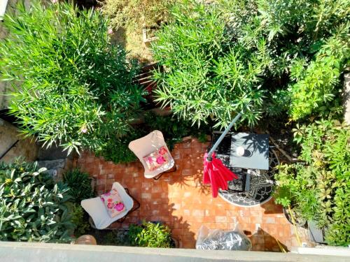 an overhead view of a garden with chairs and umbrellas at A l'Ombre de la Dame in Cucuron