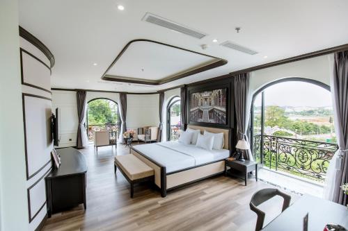 1 dormitorio con 1 cama y balcón en Khách sạn Robin Gia Nghĩa, en Gia Nghĩa