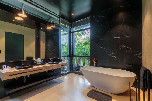 Bilik mandi di StayVista at The Charcoal Villa Luxury Collection