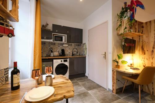 Kuchyň nebo kuchyňský kout v ubytování Place Carnot - studio tout équipé avec jacuzzi proche toutes commodités