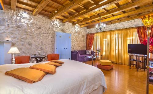 Кровать или кровати в номере Avli Lounge Apartments