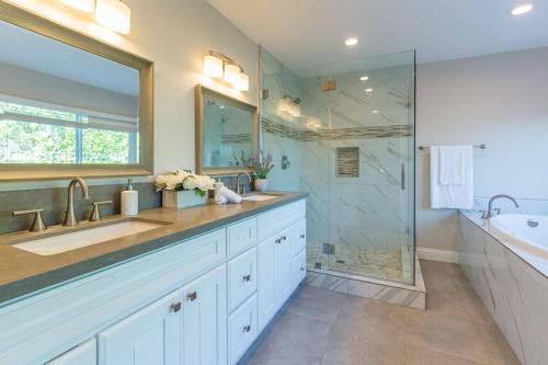 łazienka z 2 umywalkami i prysznicem w obiekcie Single Level House with view and pool w mieście Glendora