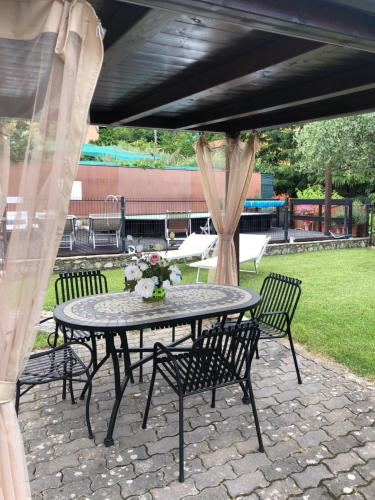 Imagen de la galería de Casa Bea con Piscina e giardino, en Caravonica