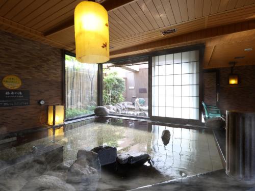 una camera con una piscina d'acqua in un edificio di Dormy Inn Takasaki a Takasaki