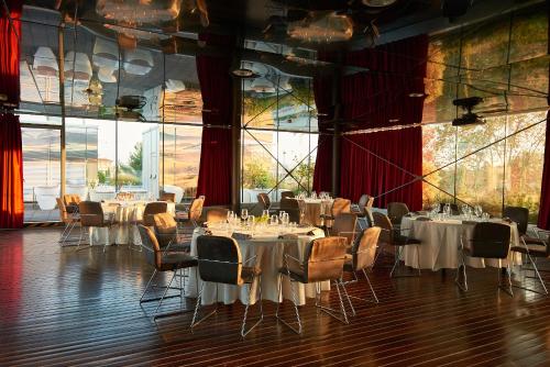 Un restaurante u otro lugar para comer en San Ranieri Hotel