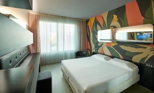 pokój hotelowy z łóżkiem i oknem w obiekcie San Ranieri Hotel w Pizie