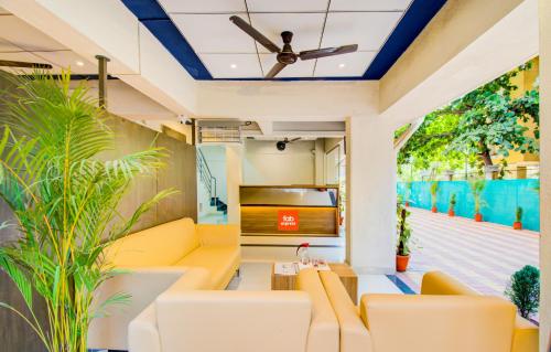 un soggiorno con mobili gialli e soffitto di FabExpress Marvel Bliss Viman Nagar a Pune
