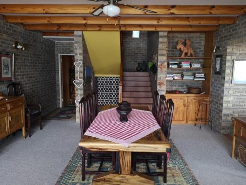 ein Esszimmer mit einem Tisch und Stühlen in einem Zimmer in der Unterkunft Sonvanger in Lambertʼs Bay