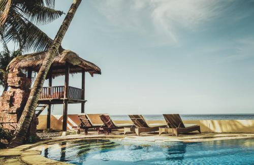 Бассейн в Relax Bali Dive & SPA ocean front resort или поблизости