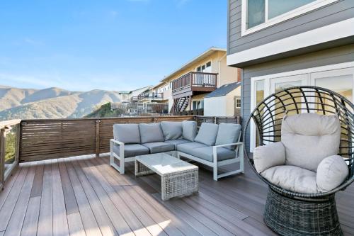 un patio con sillas y un sofá en el balcón en @ Marbella Lane - Hidden Gem in Pacifica!, en Pacífica