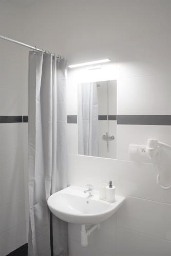 Koupelna v ubytování GLOBE Hostel Prague ADULTS ONLY